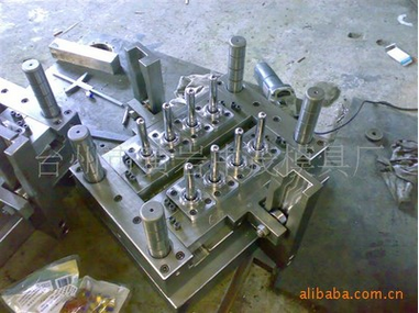 8-in-1 PET plastic bottle mould with double row hot runner