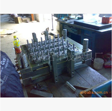 Pneumatic valve needle type self-locking adjustable bottle blank mould